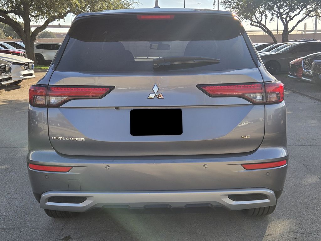 2024 Mitsubishi Outlander SE photo 4