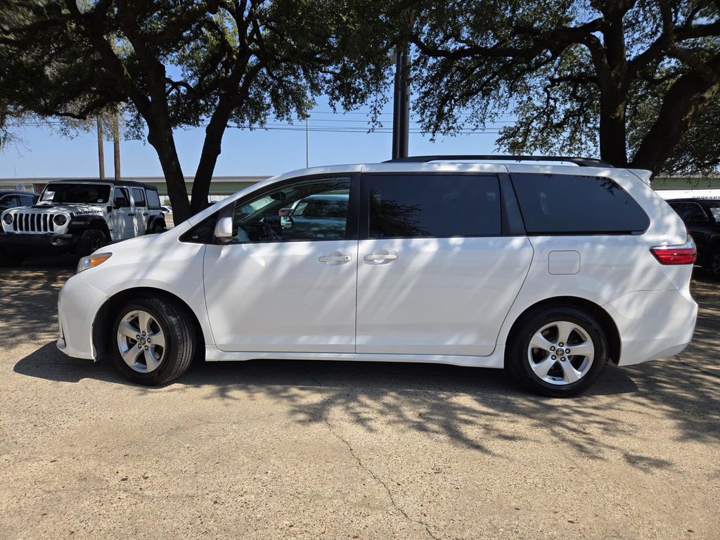 2019 Toyota Sienna LE photo 2