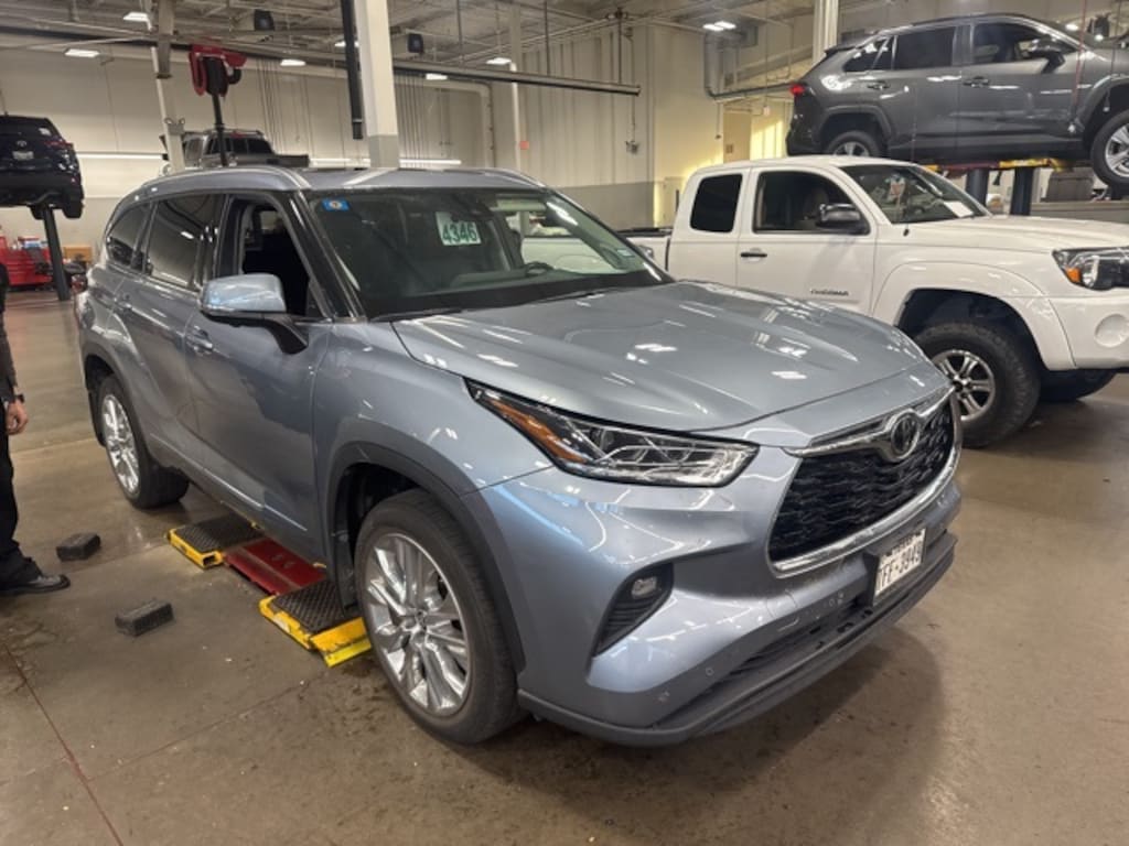 Used 2023 Toyota Highlander Limited SUV