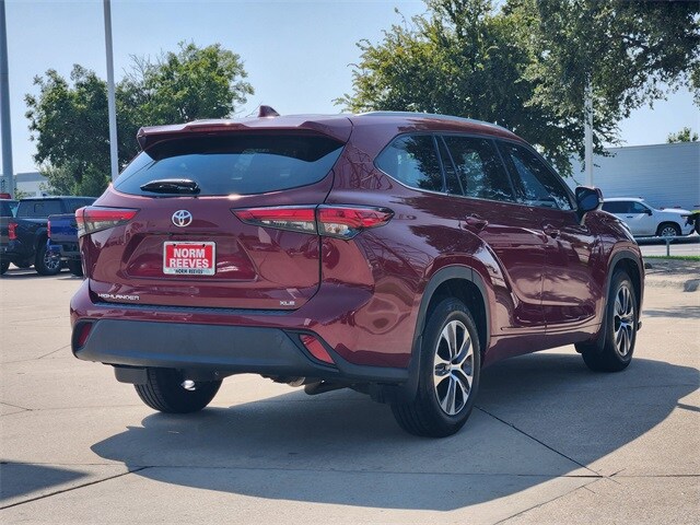 2022 Toyota Highlander XLE photo 2
