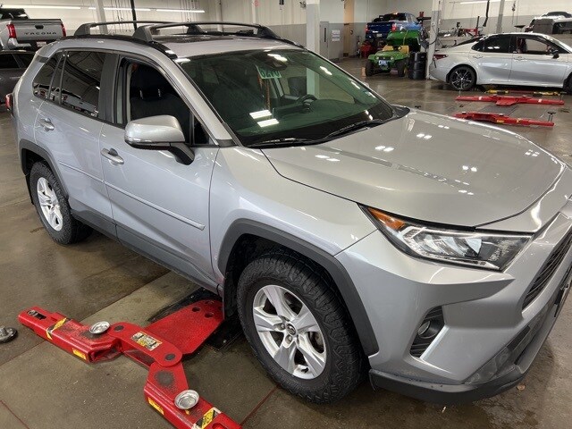 2019 Toyota RAV4 XLE photo 2