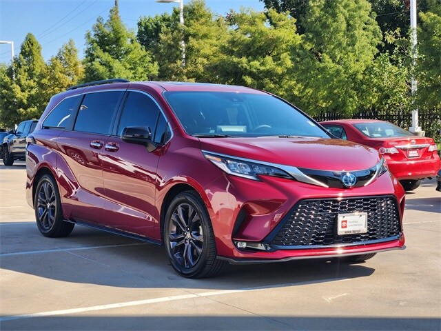2022 Toyota Sienna XSE photo 2
