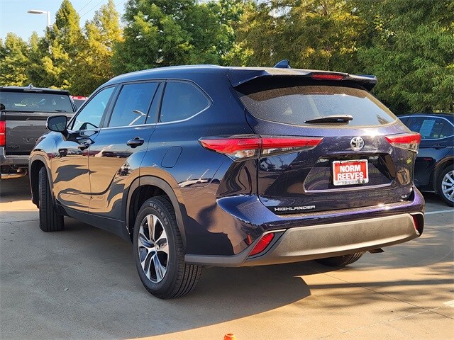 2023 Toyota Highlander XLE photo 2