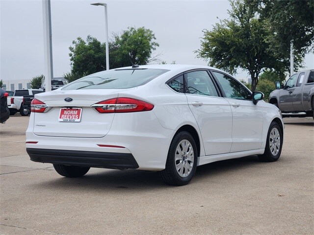 2019 Ford Fusion S photo 2