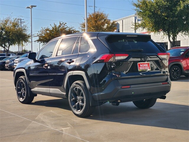 2025 Toyota RAV4 LE photo 4