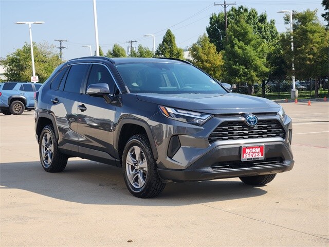 2022 Toyota RAV4 Hybrid XLE photo 2
