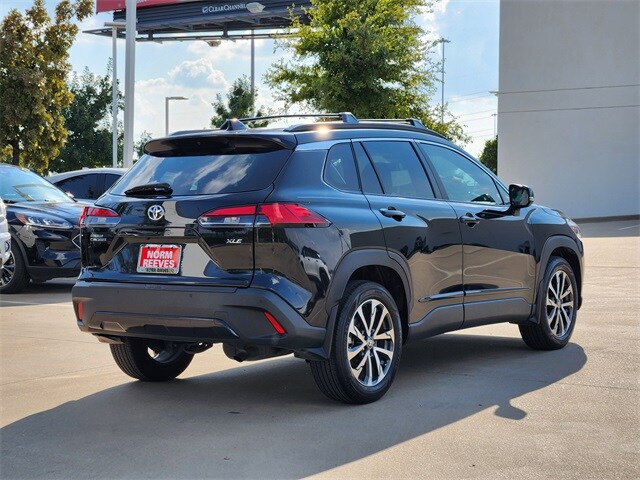 2023 Toyota Corolla Cross XLE photo 3