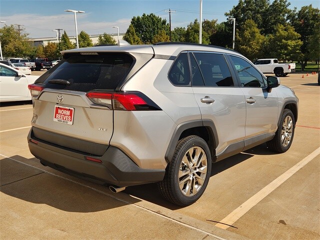 2020 Toyota RAV4 XLE Premium photo 3