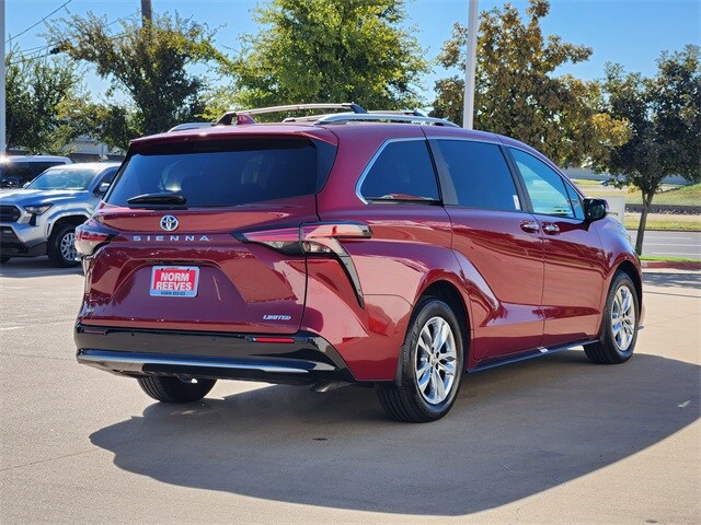 2025 Toyota Sienna Limited photo 3
