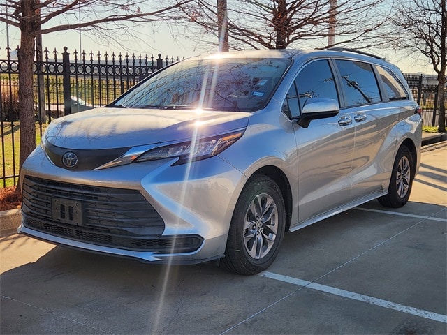 2021 Toyota Sienna LE's photo