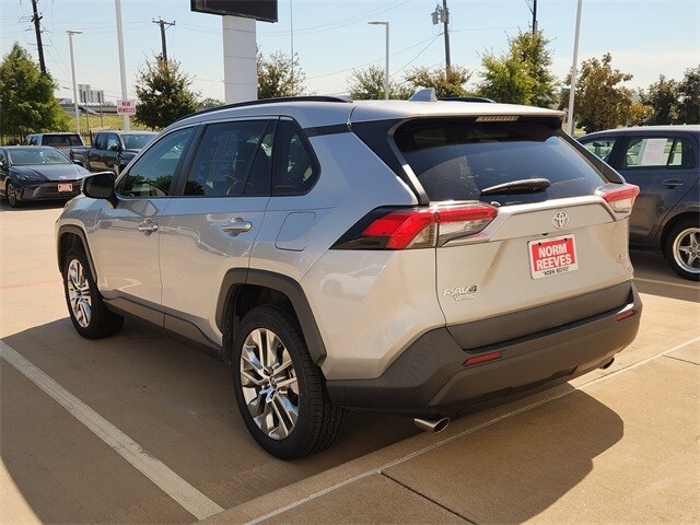2020 Toyota RAV4 XLE Premium photo 4