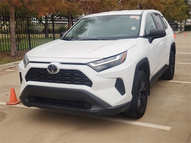 2023 Toyota RAV4 LE's photo