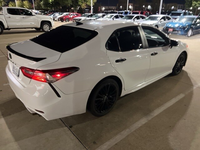 2020 Toyota Camry SE photo 3