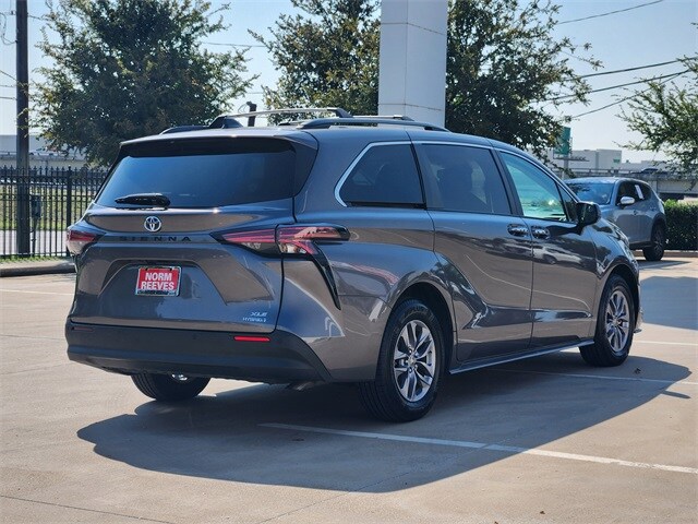 2022 Toyota Sienna XLE photo 3