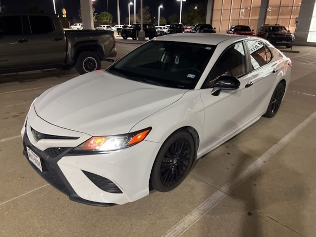 Used 2020 Toyota Camry SE Sedan