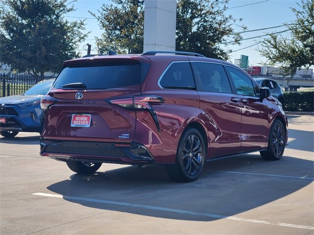 2022 Toyota Sienna XSE photo 3