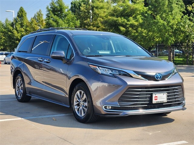 2022 Toyota Sienna XLE photo 2