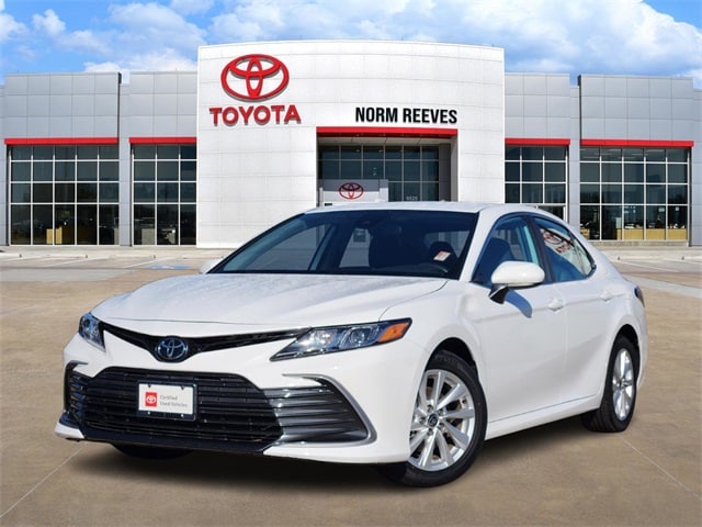 2024 Toyota Camry LE's photo