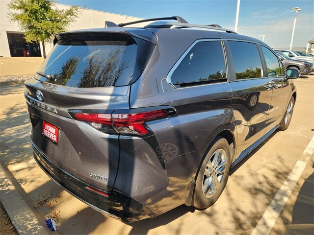 2025 Toyota Sienna Limited photo 3
