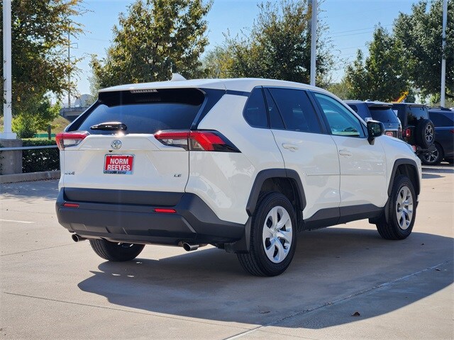 2023 Toyota RAV4 LE photo 3