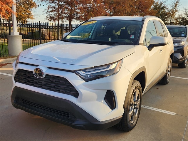 2024 Toyota RAV4 XLE's photo