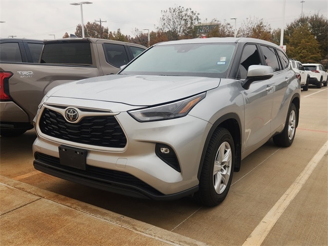 2023 Toyota Highlander LE's photo