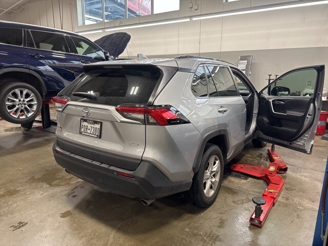 2021 Toyota RAV4 XLE photo 3