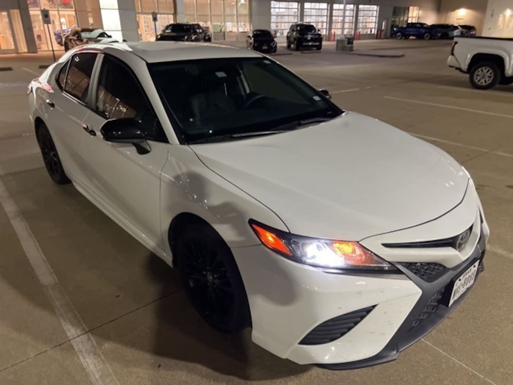 Used 2020 Toyota Camry SE Sedan