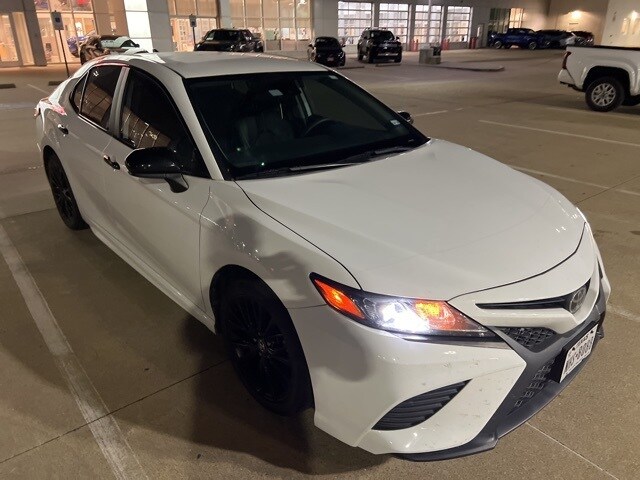 2020 Toyota Camry SE photo 2