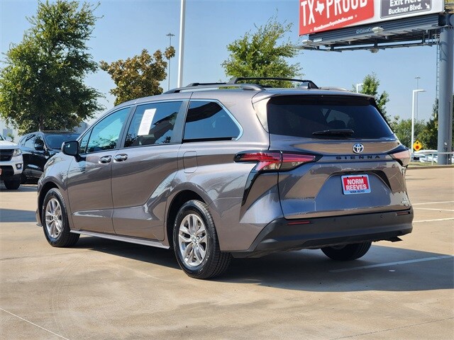 2022 Toyota Sienna XLE photo 4