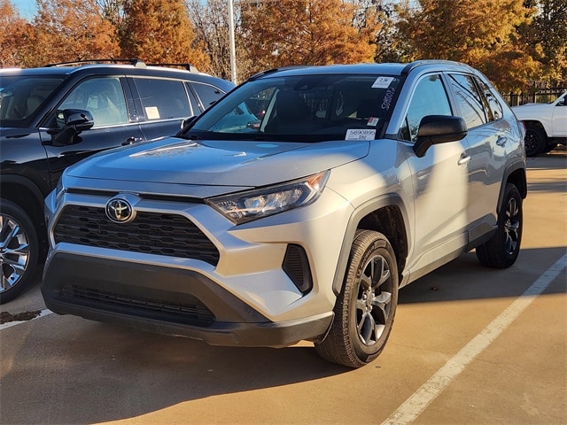 2021 Toyota RAV4 LE's photo