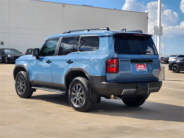2025 Toyota Highlander Hybrid photo 2