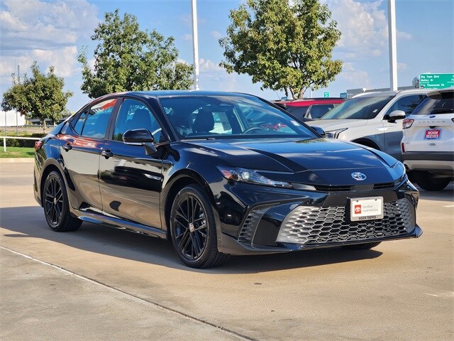 2025 Toyota Camry SE photo 2