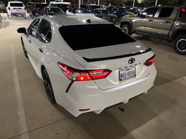 2020 Toyota Camry SE photo 4