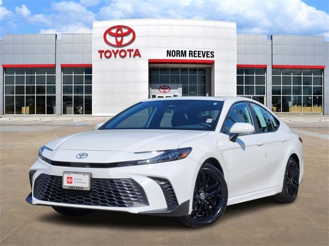 2025 Toyota Camry SE's photo