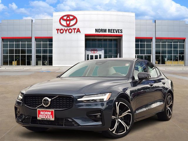 2024 Volvo S60 B5 Plus Dark Theme's photo