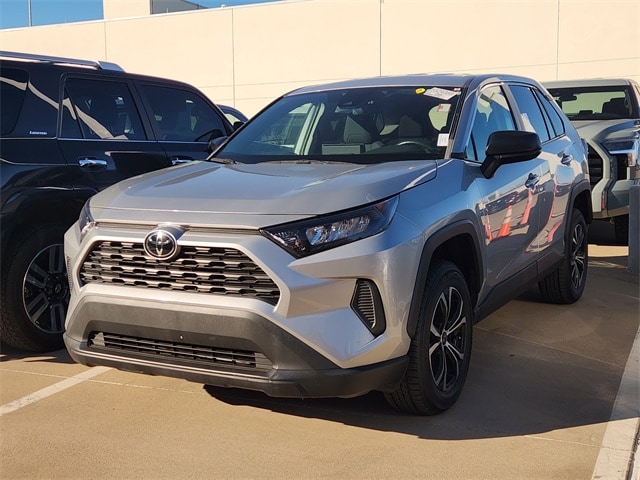 2022 Toyota RAV4 LE's photo