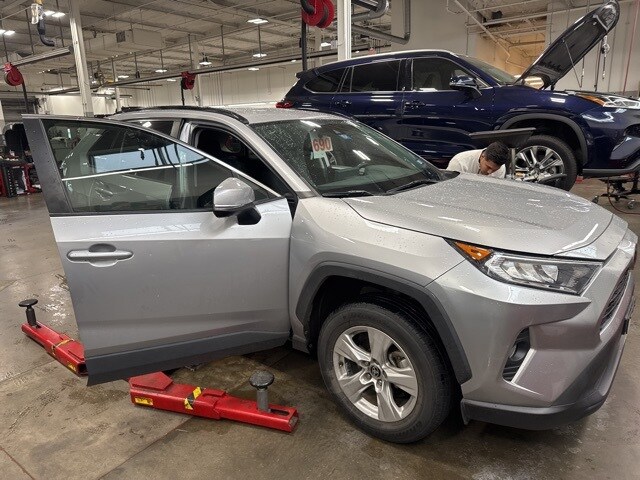 2021 Toyota RAV4 XLE photo 2