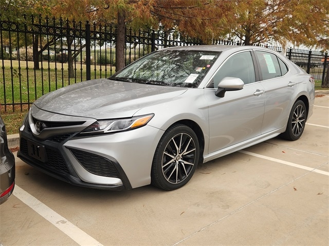 2021 Toyota Camry SE's photo