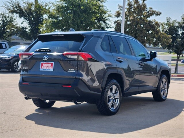 2022 Toyota RAV4 Hybrid XLE photo 3