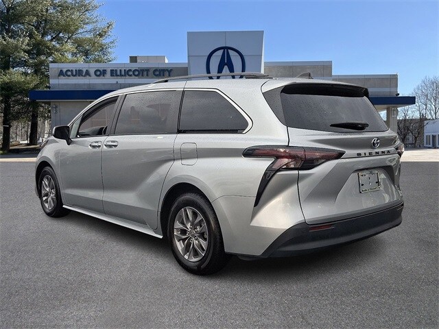 2024 Toyota Sienna XLE photo 2