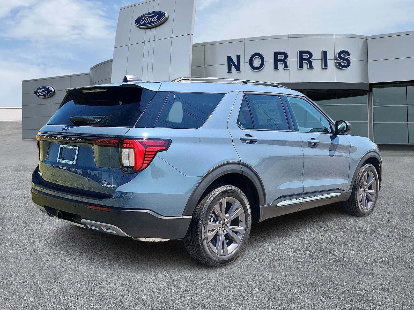 2025 Ford Explorer photo 4