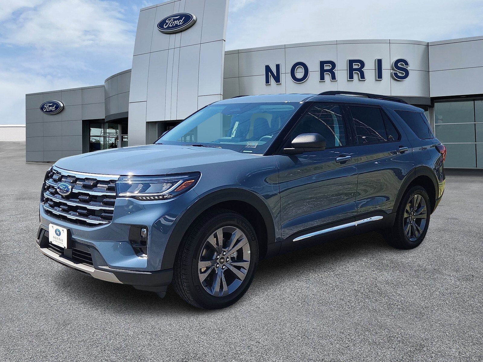 2025 Ford Explorer photo 2