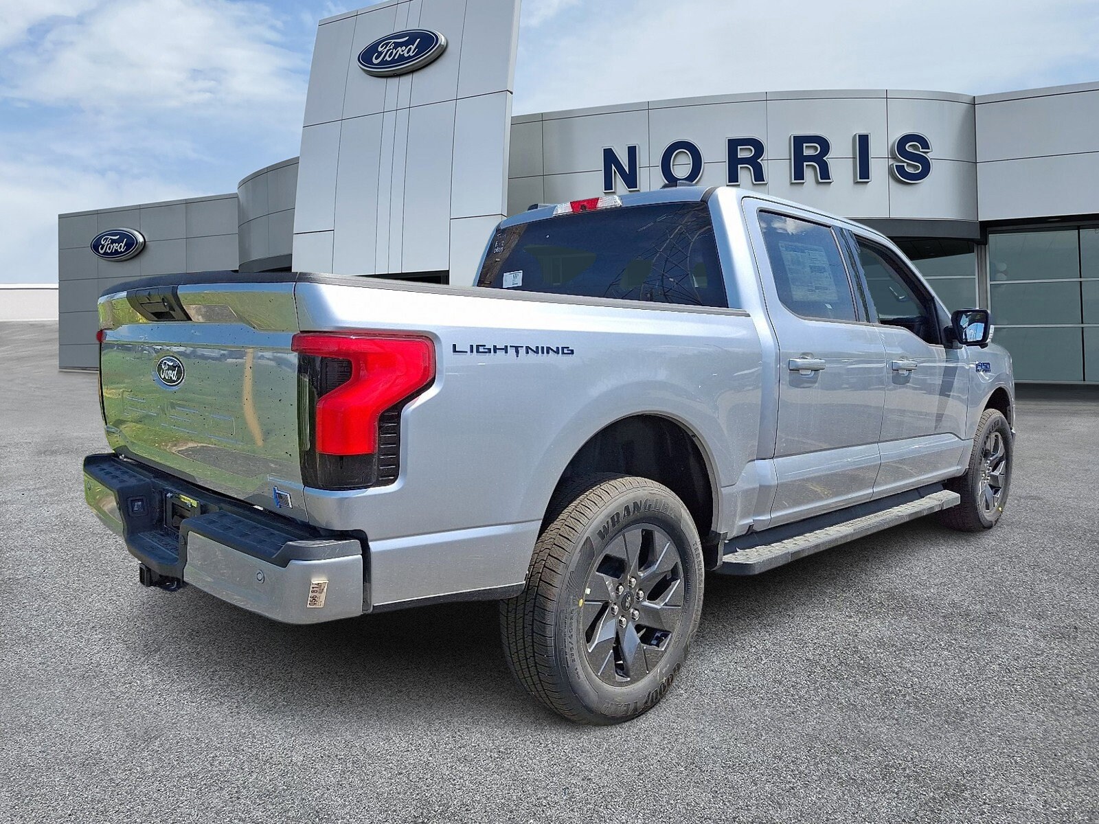 2025 Ford F-150 Lightning photo 4