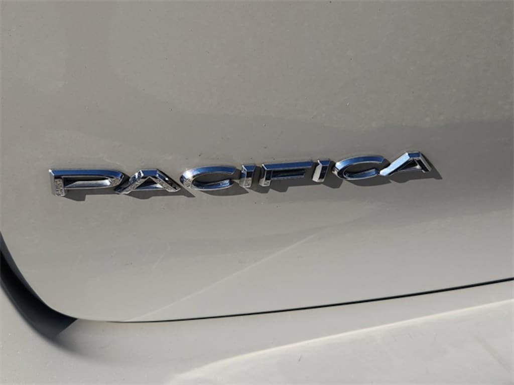 Used 2017 Chrysler Pacifica Touring L Plus Minivan/Van