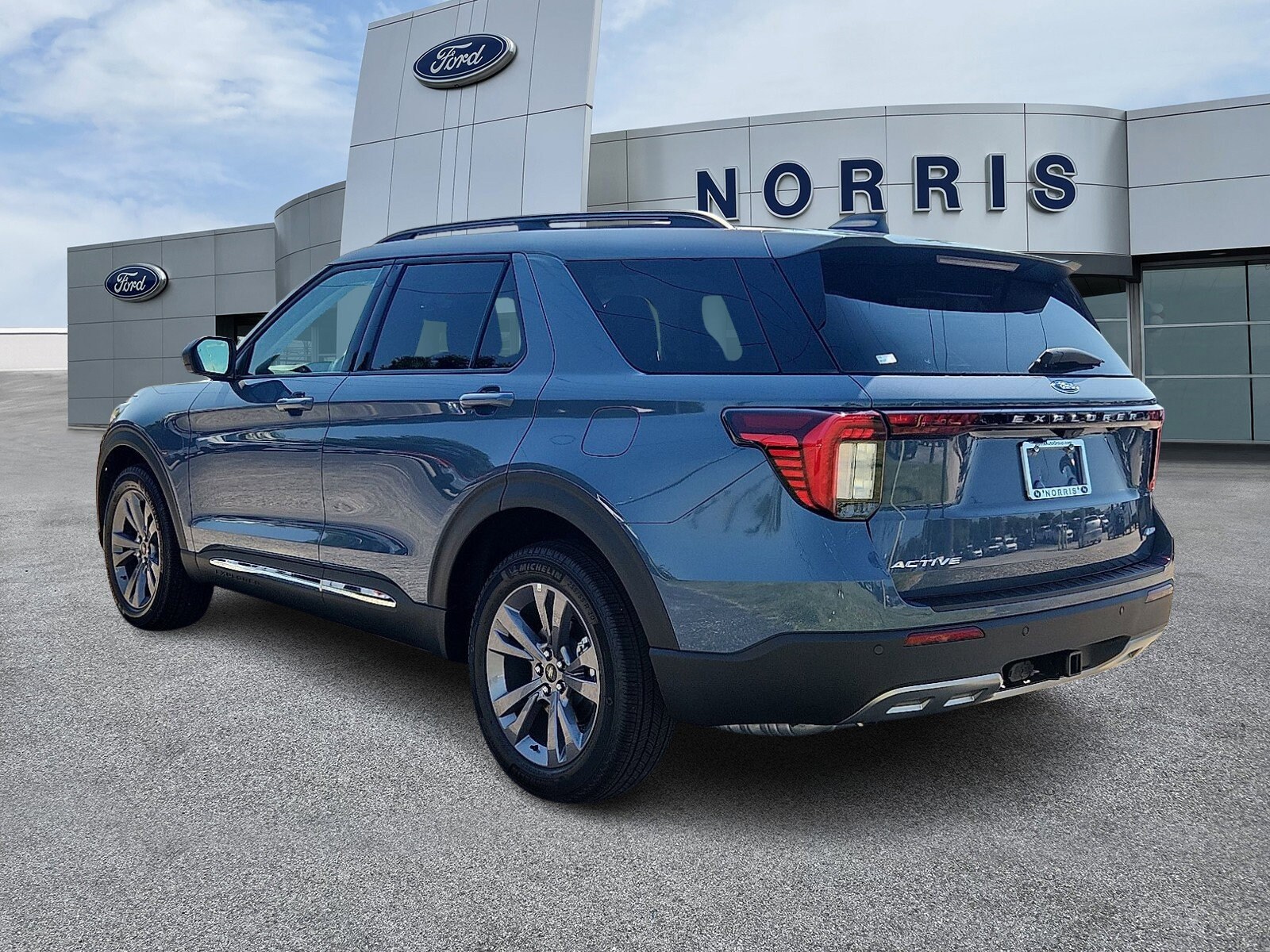 2025 Ford Explorer photo 3