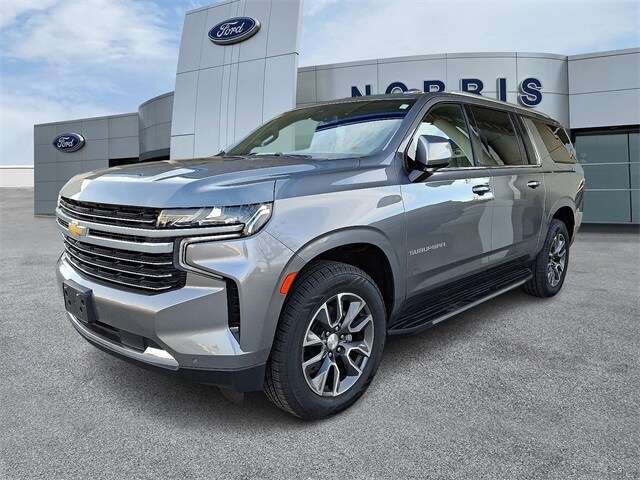 2022 Chevrolet Suburban LT photo 3