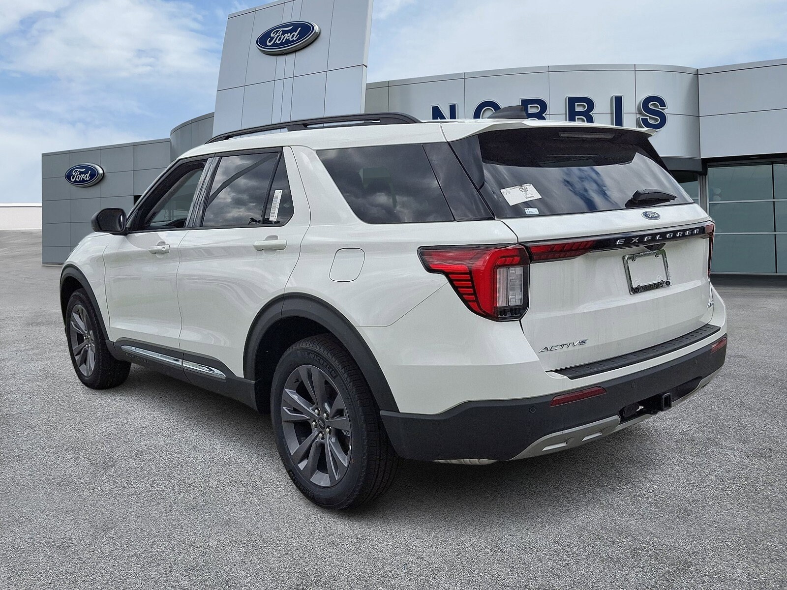 2025 Ford Explorer photo 2