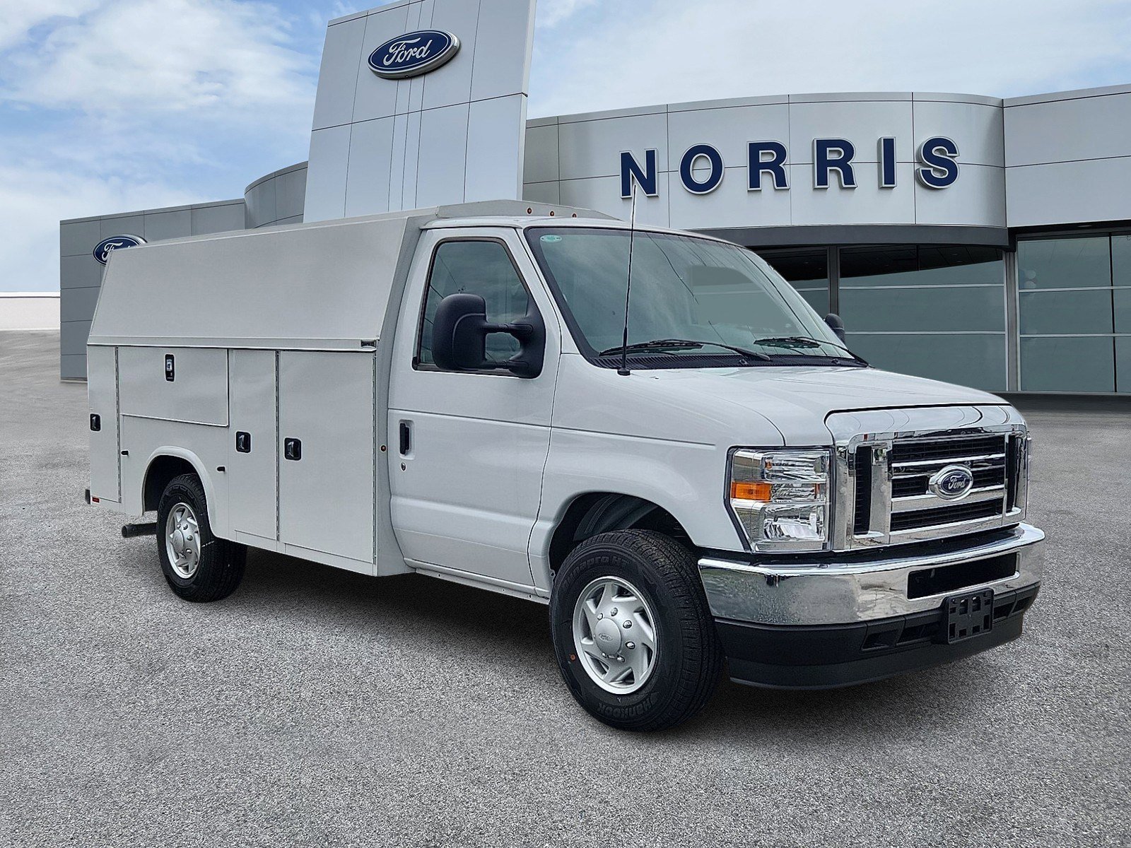 2025 Ford E-Series Cutaway Base