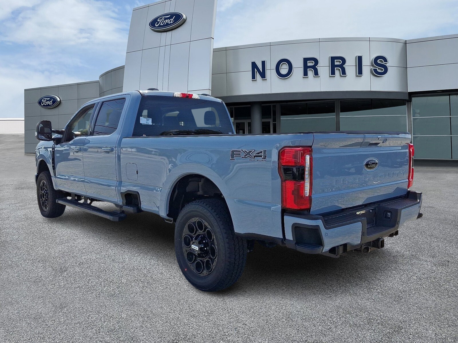 2025 Ford F-350 Lariat photo 2